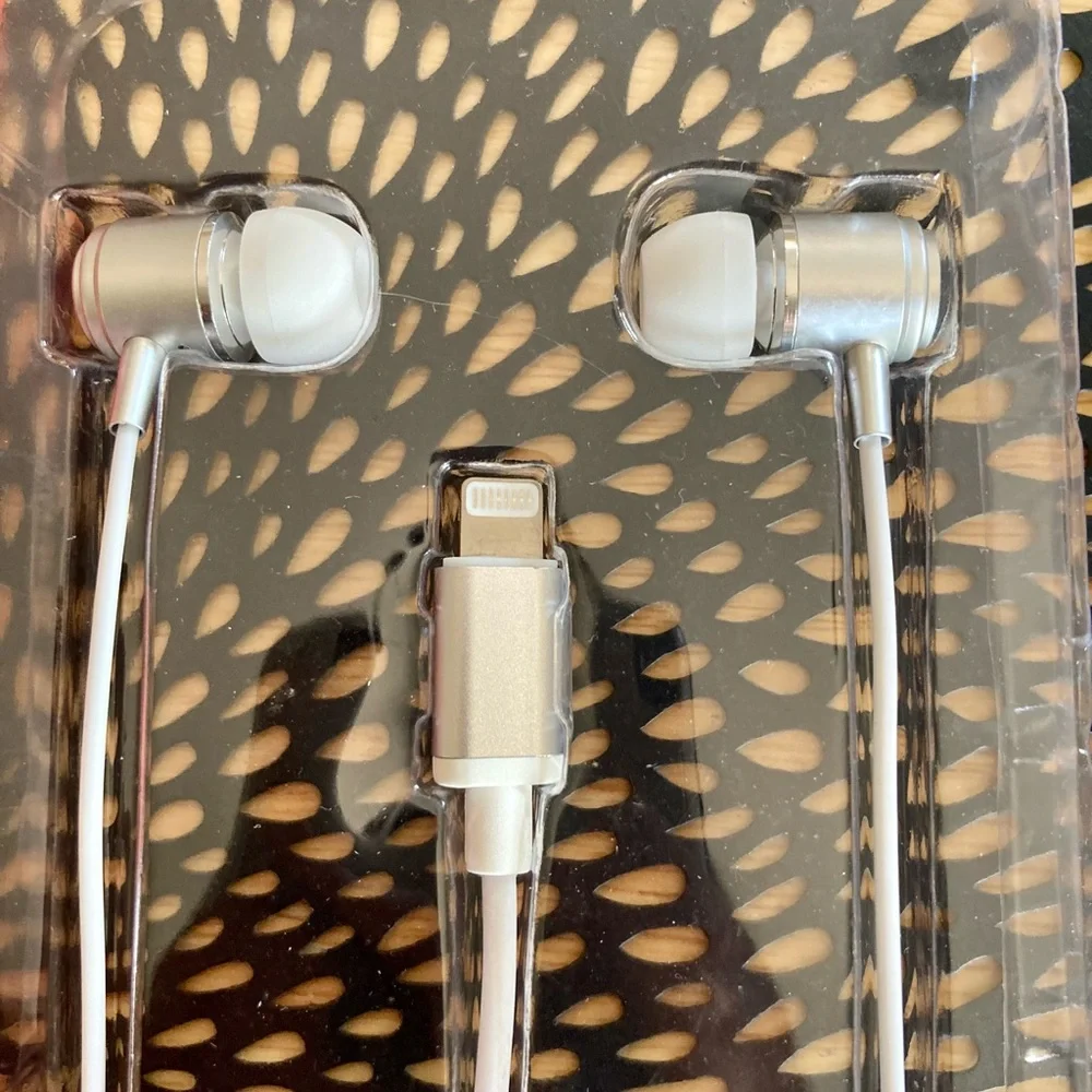 New In Box - Helix Ultrabuds High Fidelity EarBuds Lightning Connector